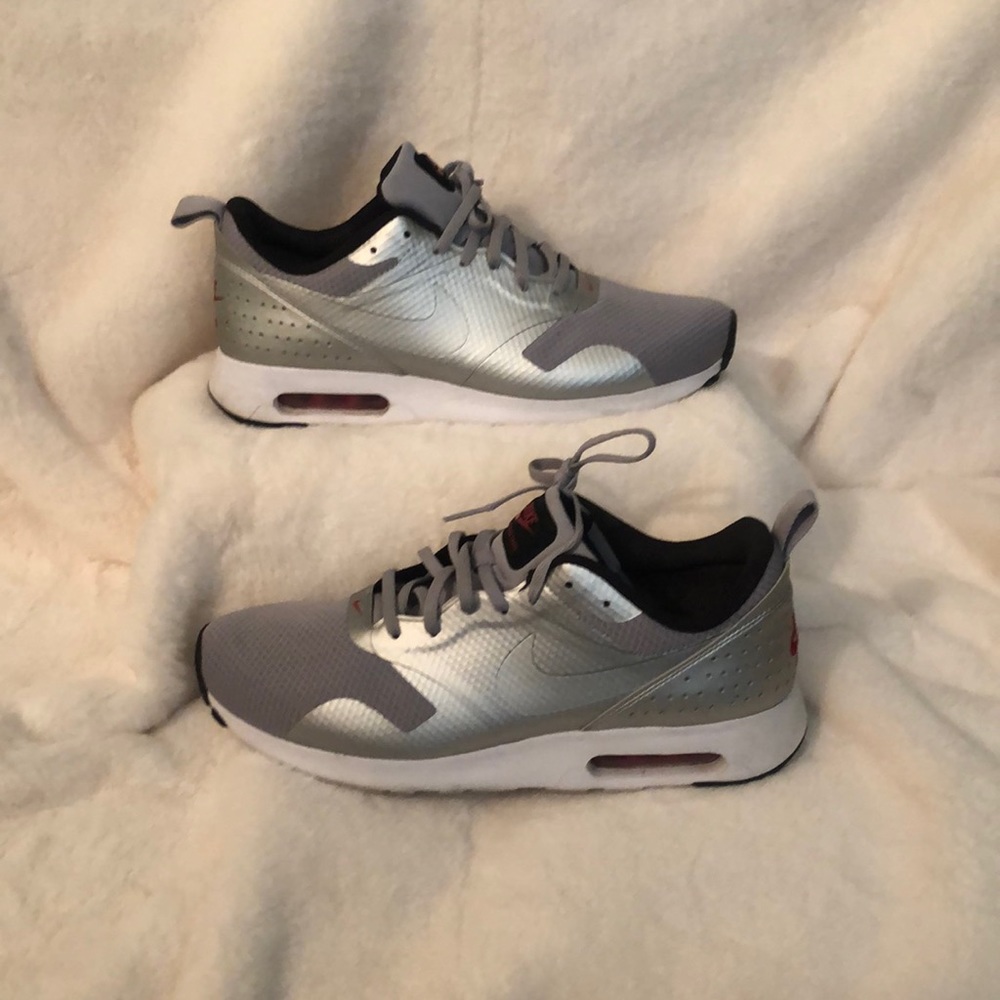 Nike Tava Metallic Gray Women’s Size 11